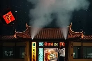 《旧厂房》斑驳红砖墙与铁窗的厂房内部剧照
