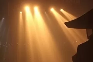 《屋顶上的信》天台晾着的信封与晚霞剧照