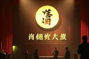 《深蓝回声》深海观测舱内蓝色光带剧照